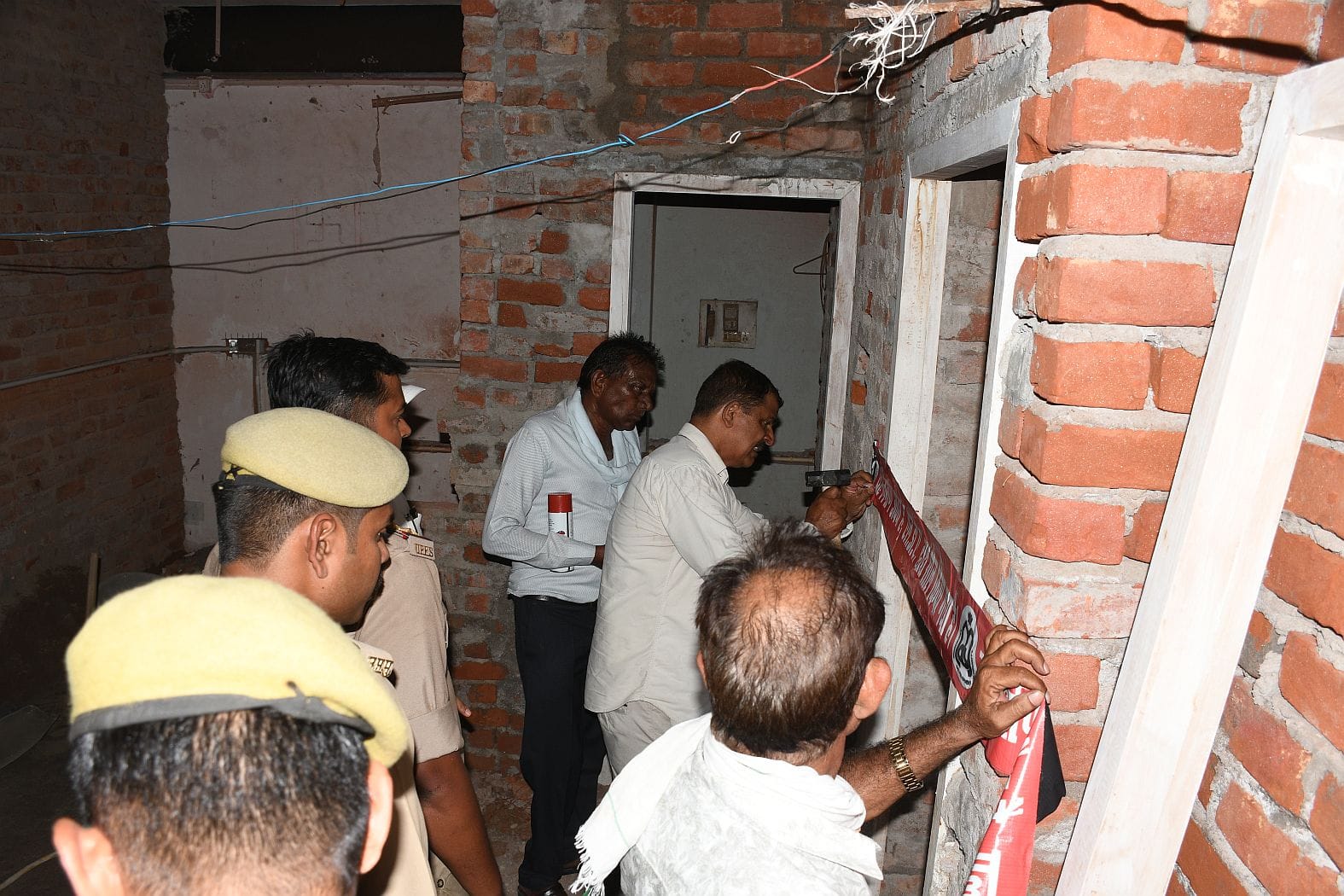 सीलिंग की कार्रवाई करती एलडीए की टीम। 