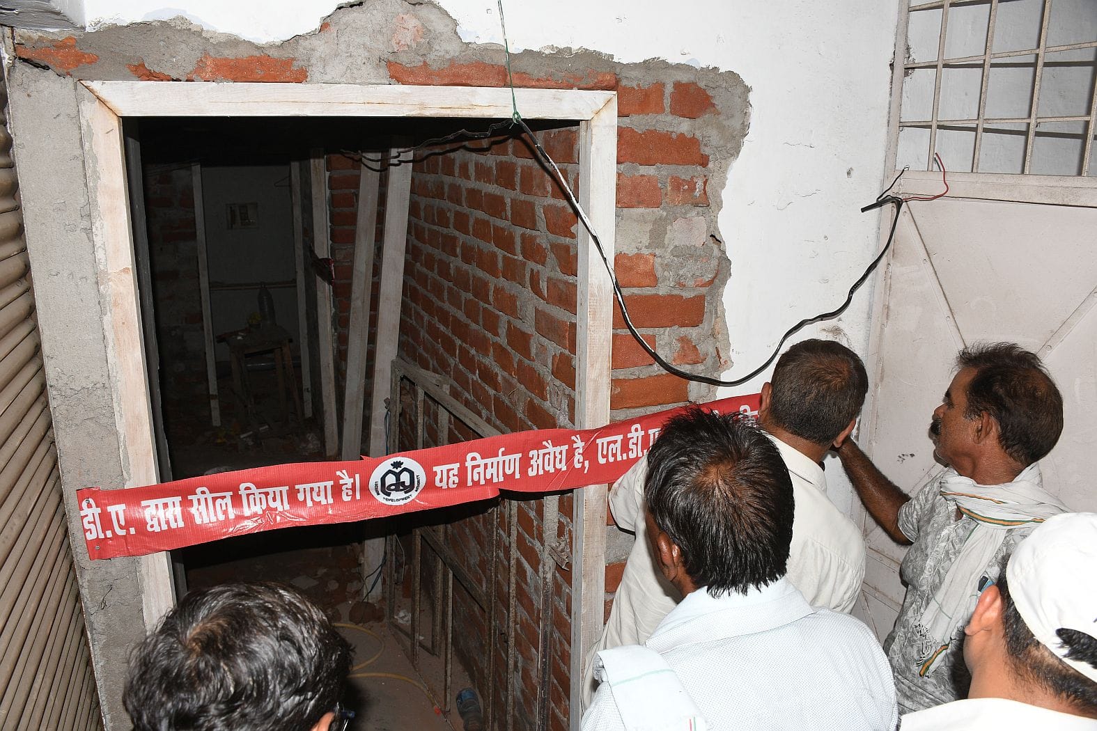 सीलिंग की कार्रवाई करती एलडीए की टीम। 