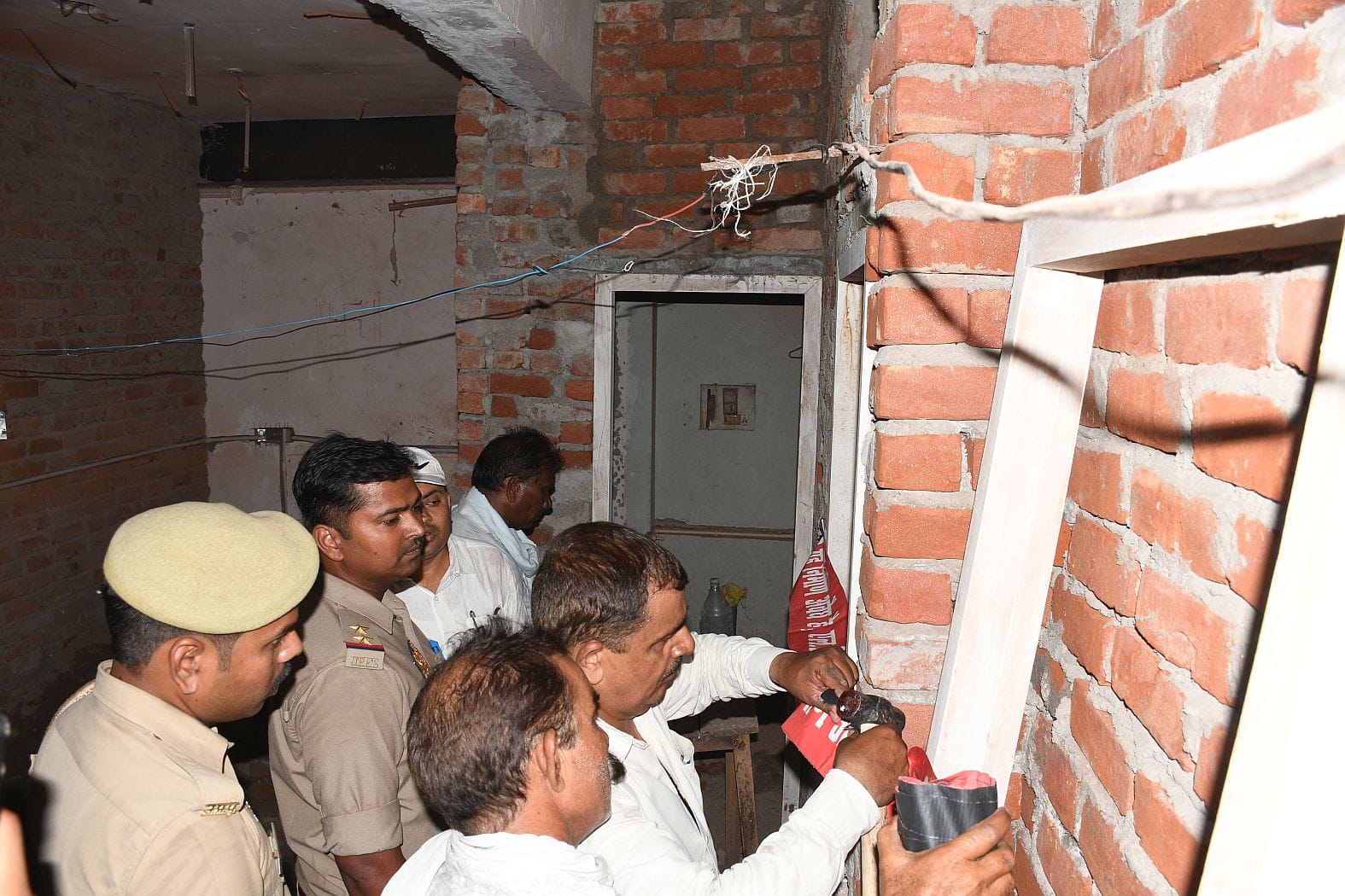 सीलिंग की कार्रवाई करती एलडीए की टीम। 