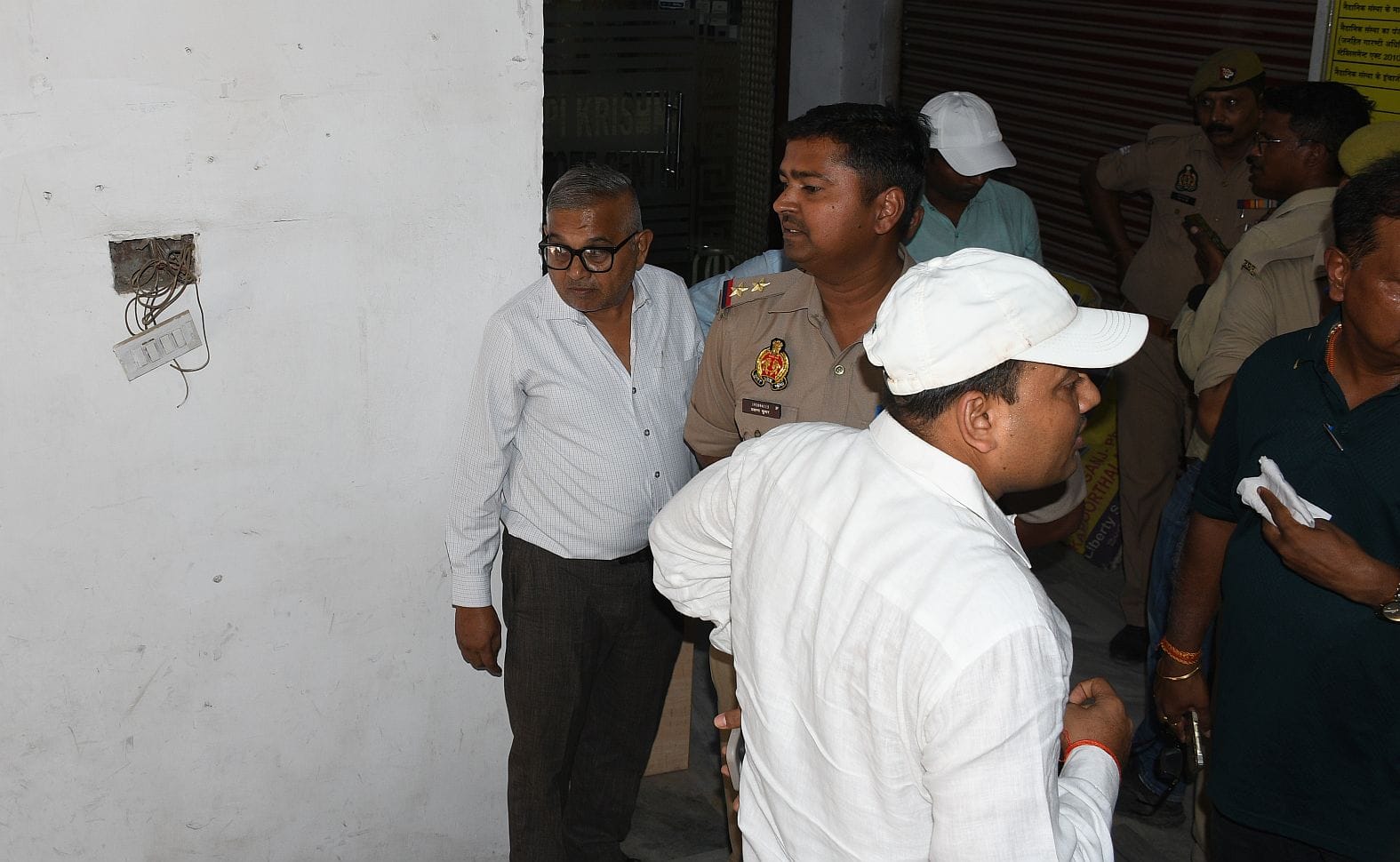 सीलिंग की कार्रवाई करती एलडीए की टीम। 
