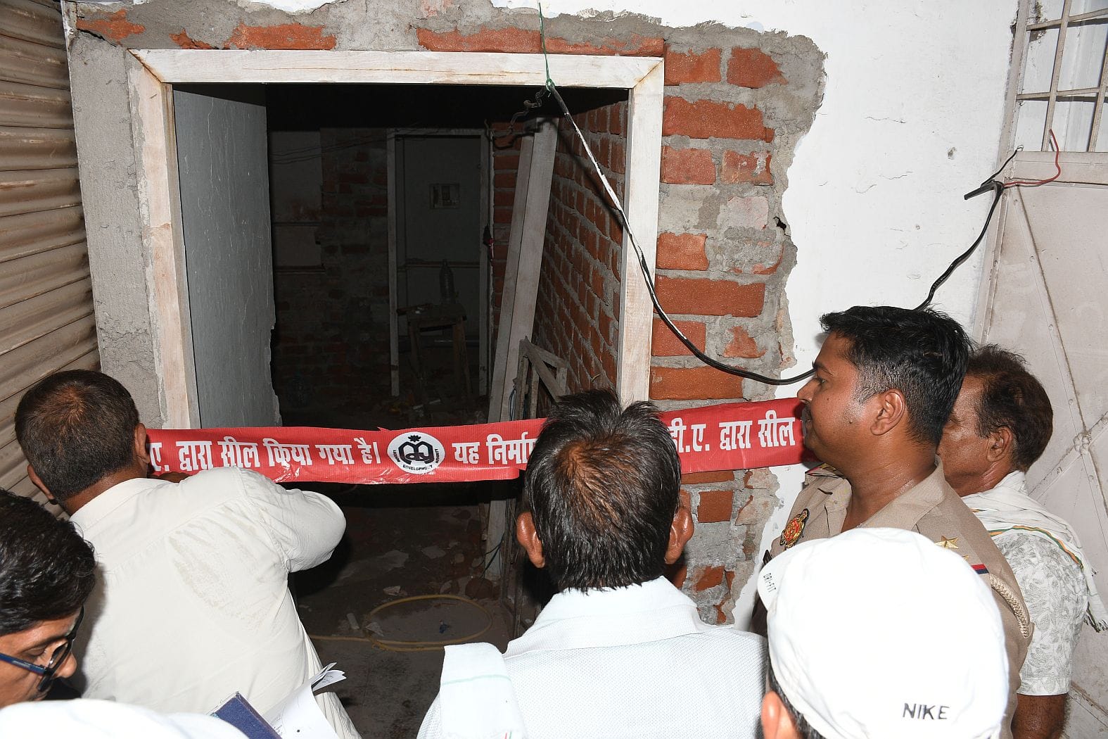 सीलिंग की कार्रवाई करती एलडीए की टीम। 