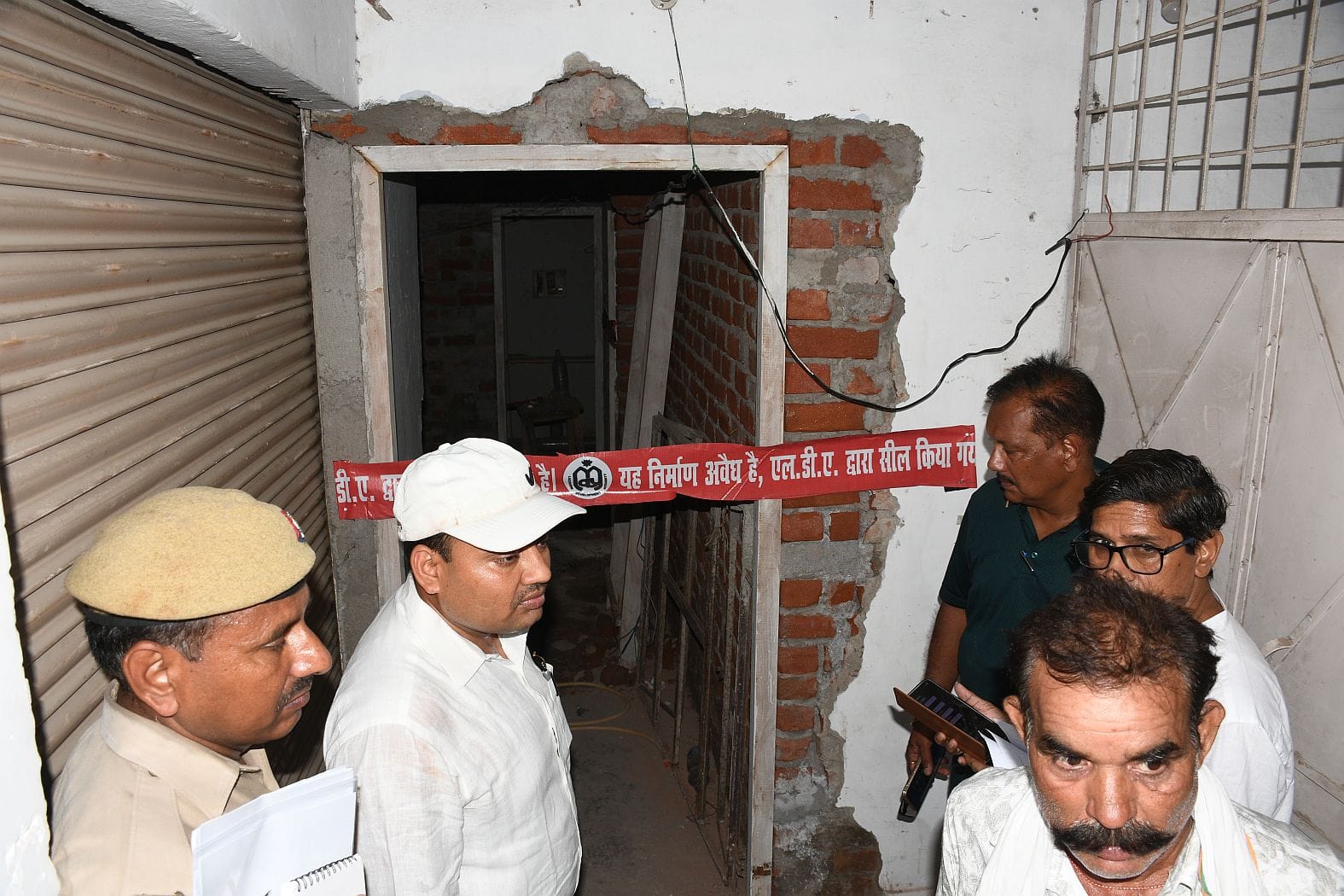 सीलिंग की कार्रवाई करती एलडीए की टीम। 