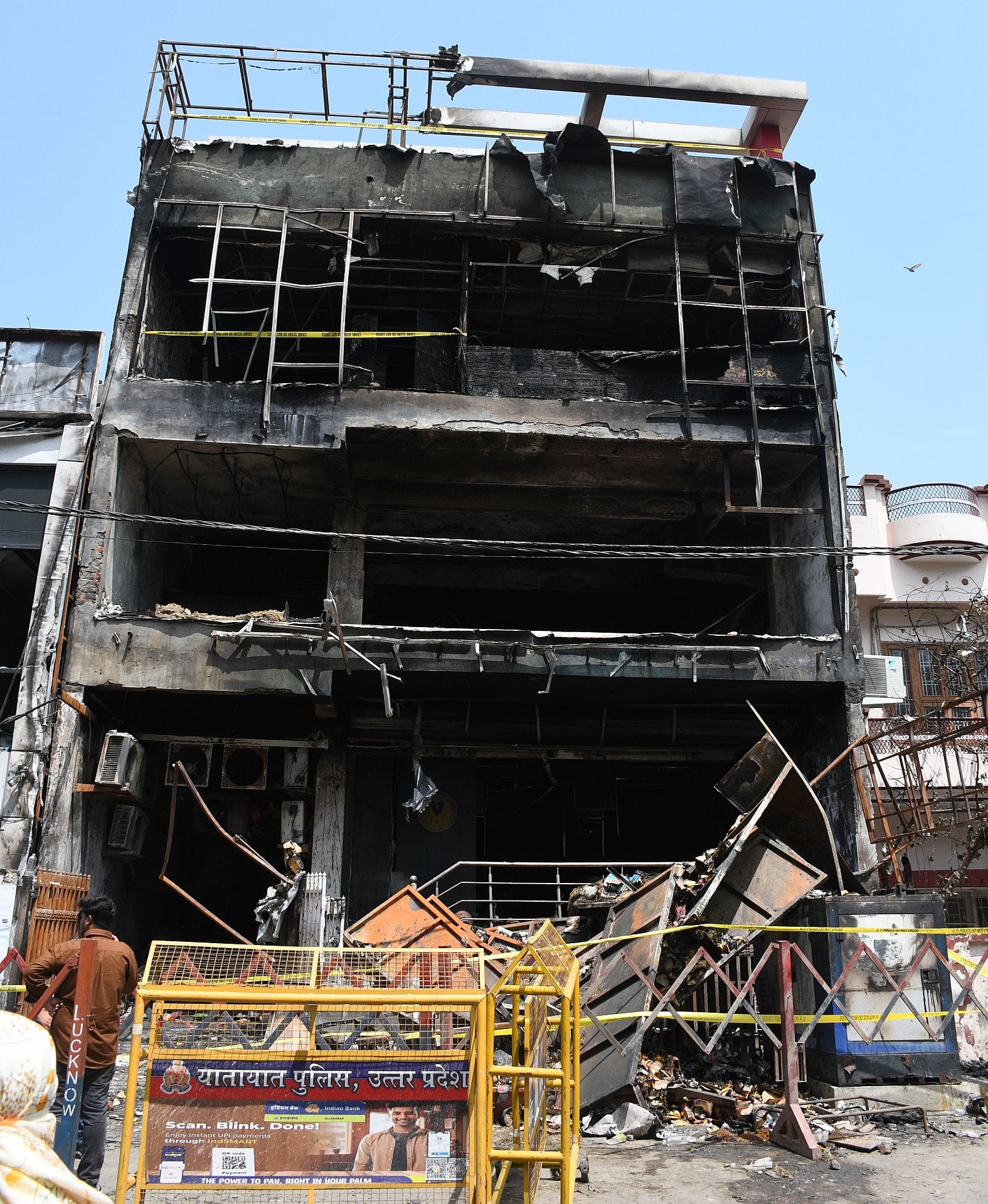 सीलिंग की कार्रवाई करती एलडीए की टीम। 