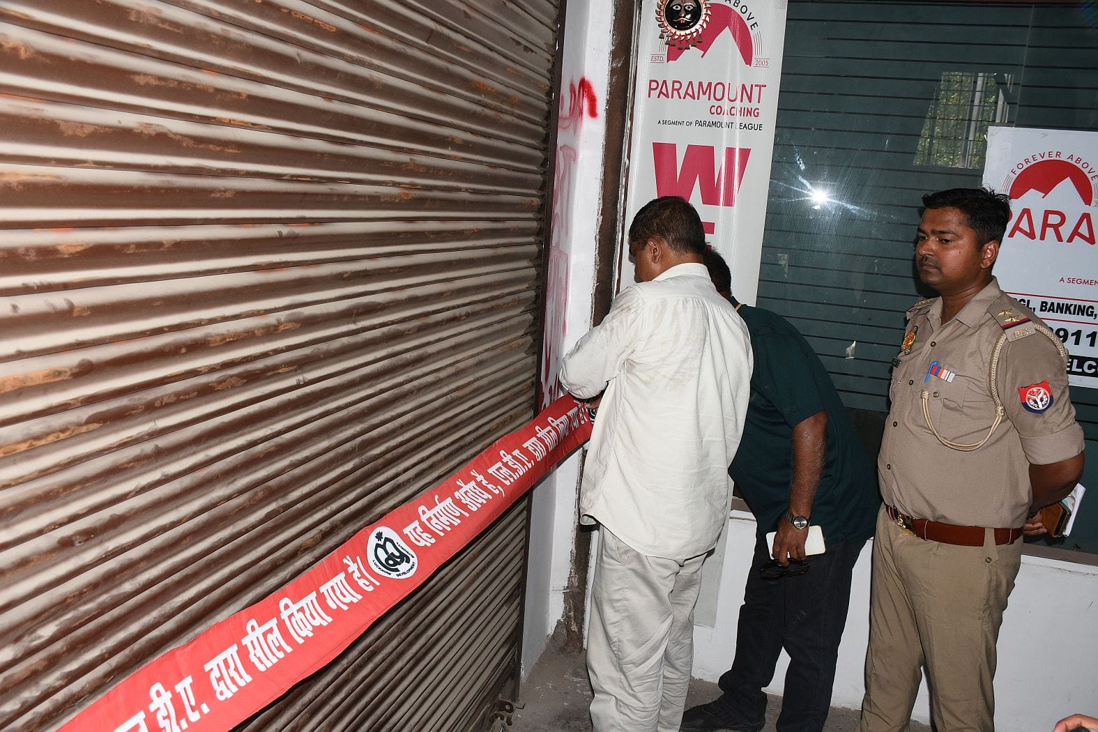 सीलिंग की कार्रवाई करती एलडीए की टीम। 