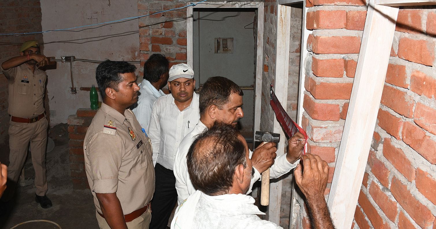 सीलिंग की कार्रवाई करती एलडीए की टीम। 