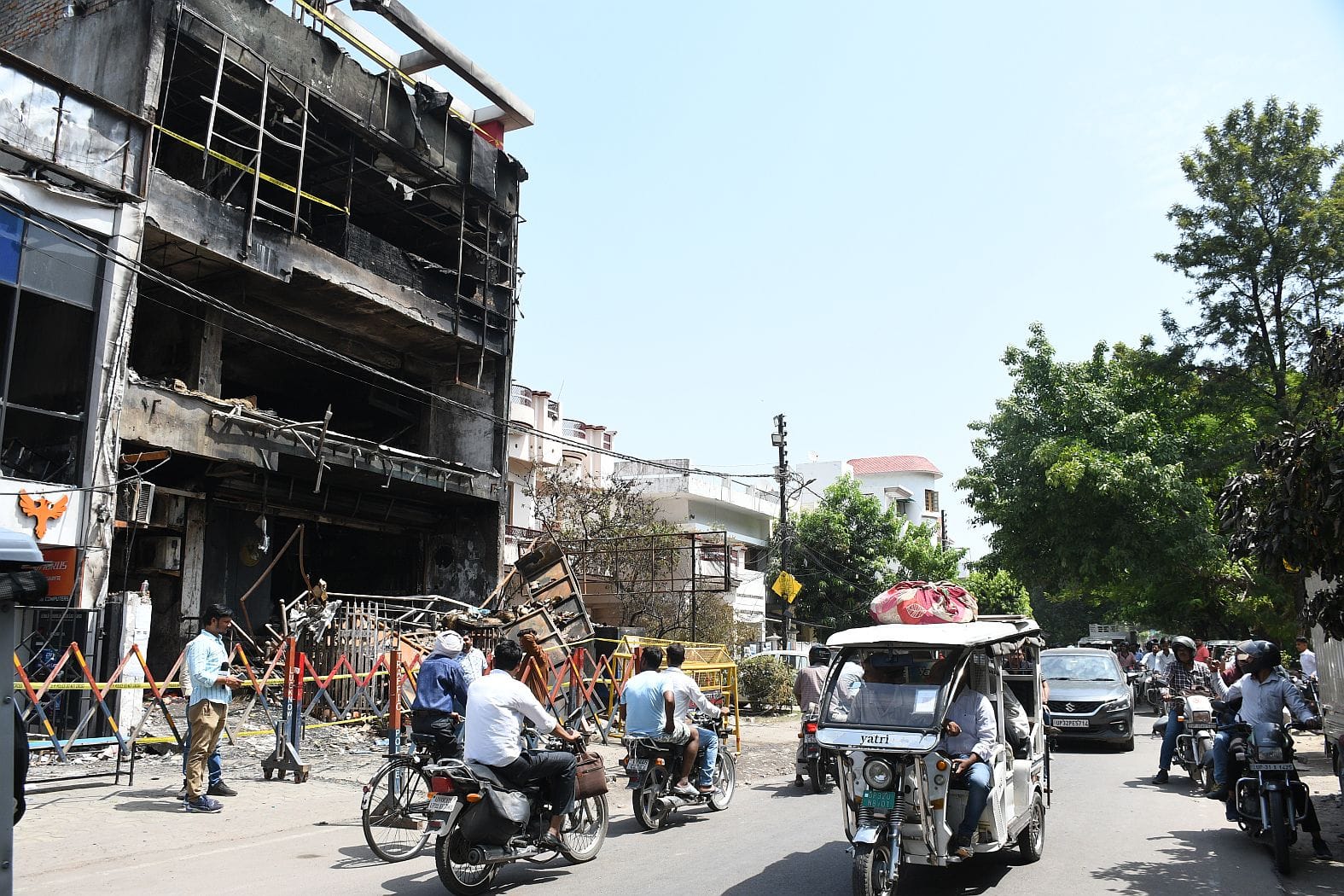 सीलिंग की कार्रवाई करती एलडीए की टीम। 