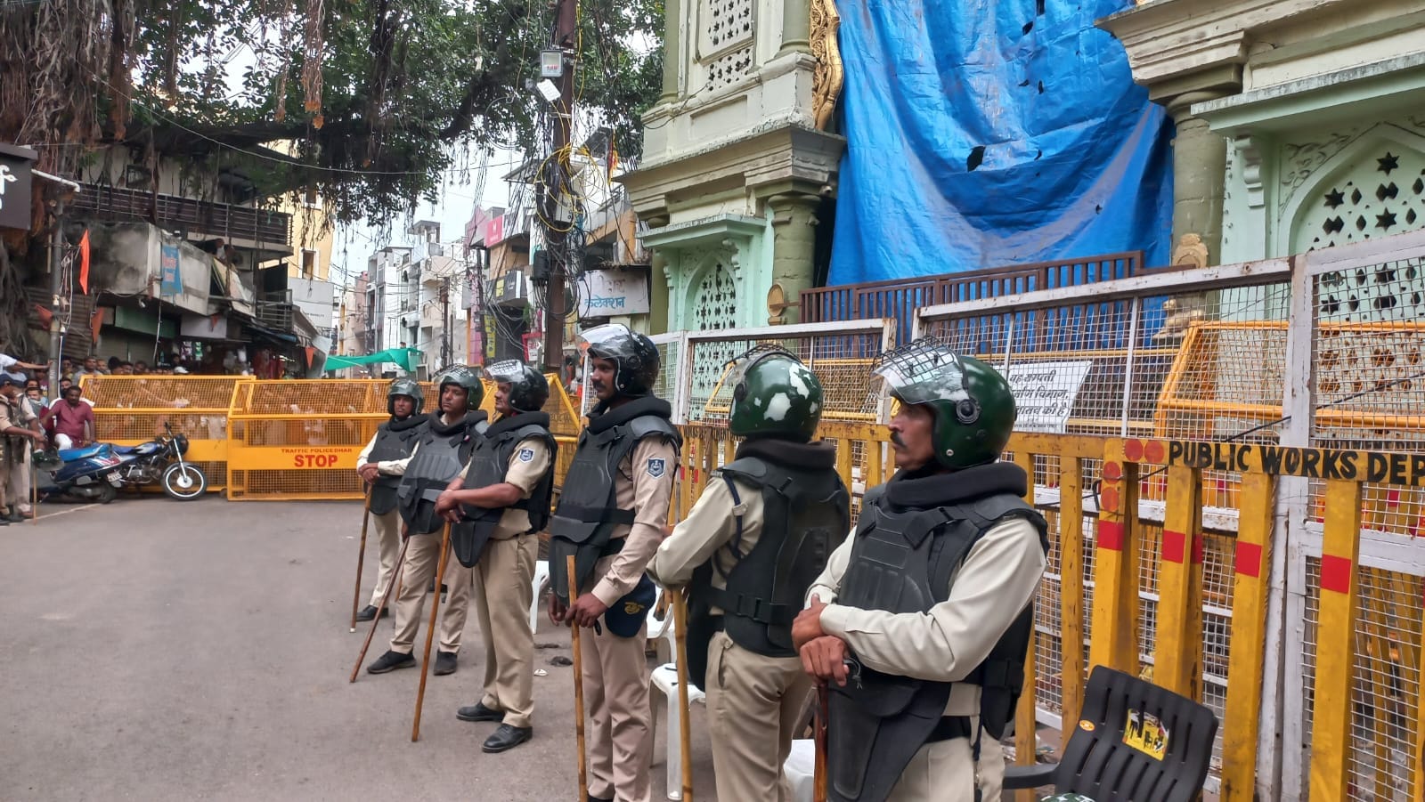 शहर में पुलिस बल तैनात