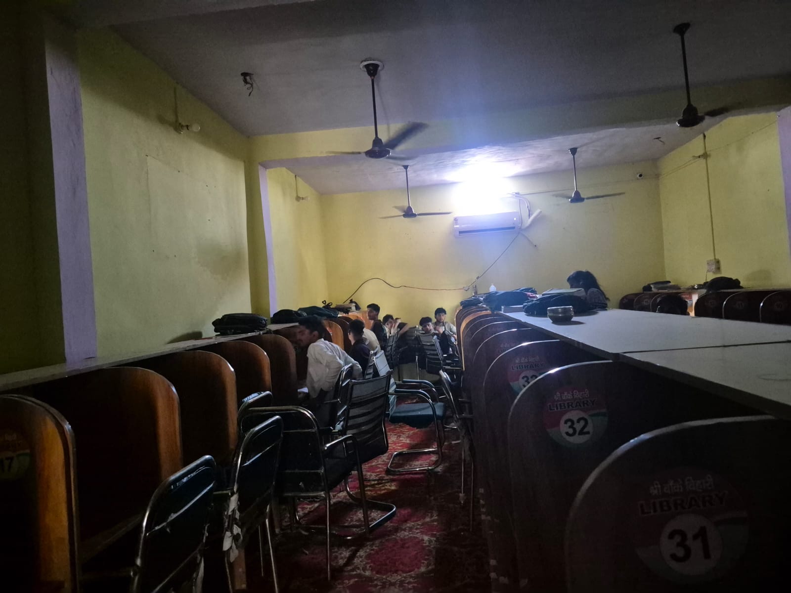 श्रंगार नगर में बेसमेंट में संचालित कोचिंग। संवाद श्रंगार नगर में बेसमेंट में संचालित कोचिंग। संवाद