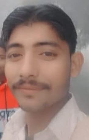 शव मिलने के बाद जाते हुए गोताखोर। संवाद