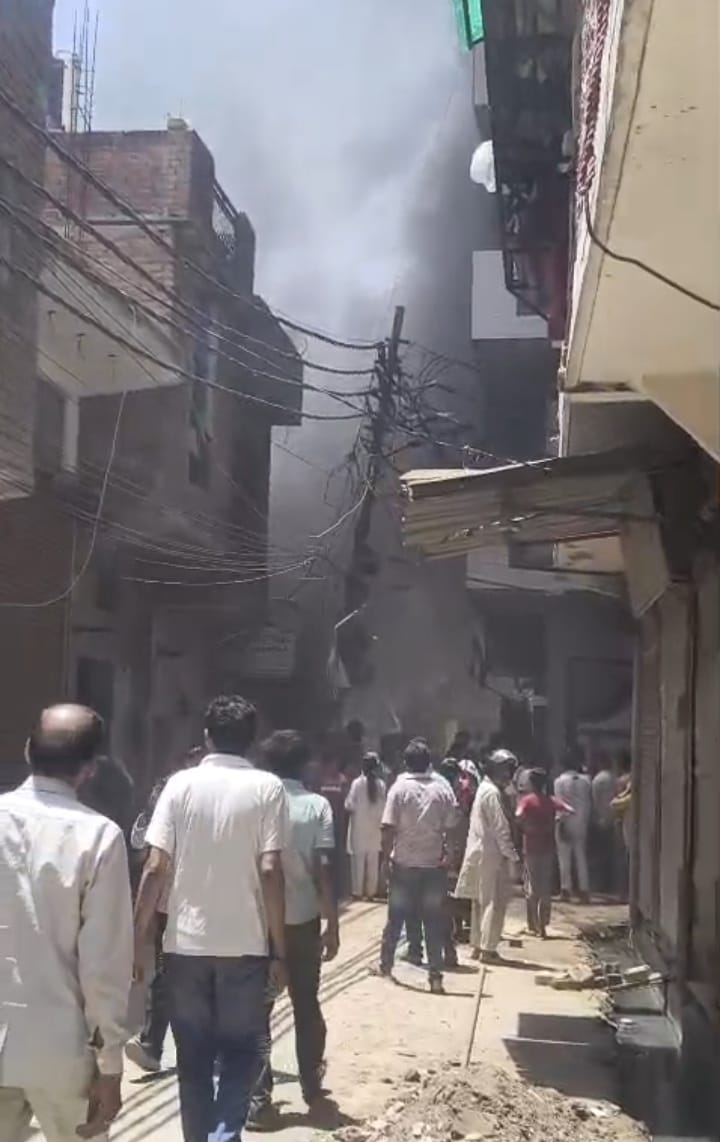 टीलामोड़ स्थित अगरबत्ती फैक्टरी में लगी आग की चपेट में आकर जला पड़ोसी मोहम्मद राशिद के मकान का टीलामोड़ स्थित अगरबत्ती फैक्टरी में लगी आग की चपेट में आकर जला पड़ोसी मोहम्मद राशिद के मकान का