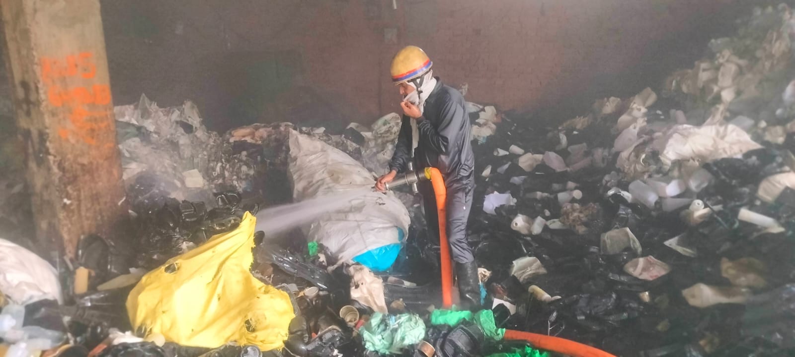 टीलामोड़ स्थित अगरबत्ती फैक्टरी में लगी आग की चपेट में आकर जला पड़ोसी मोहम्मद राशिद के मकान का टीलामोड़ स्थित अगरबत्ती फैक्टरी में लगी आग की चपेट में आकर जला पड़ोसी मोहम्मद राशिद के मकान का