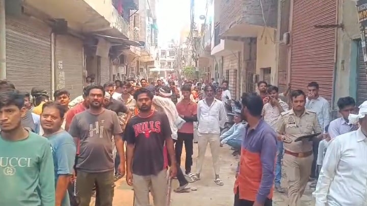 टीलामोड़ स्थित अगरबत्ती फैक्टरी में लगी आग की चपेट में आकर जला पड़ोसी मोहम्मद राशिद के मकान का टीलामोड़ स्थित अगरबत्ती फैक्टरी में लगी आग की चपेट में आकर जला पड़ोसी मोहम्मद राशिद के मकान का