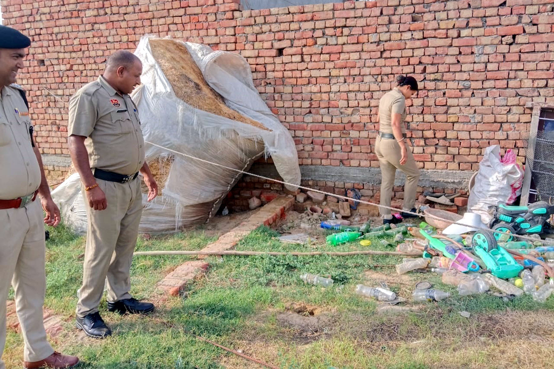 तलाशी अभियान चलाती कलायत पुलिस। विज्ञप्ति