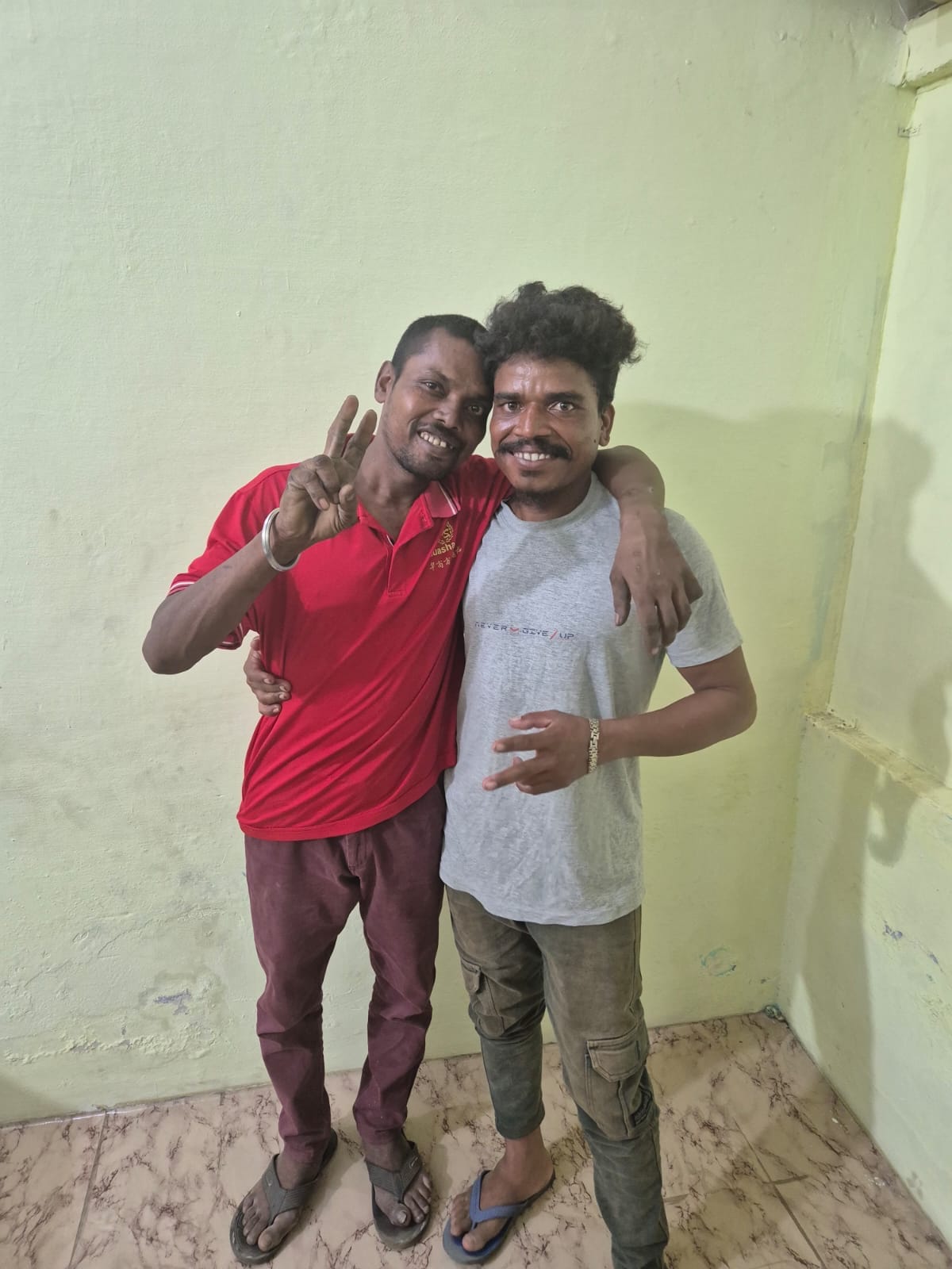तितावी थाना में अपनों से मिलकर खुशी जाहिर करते परिजन स्रोत पुलिस विभाग