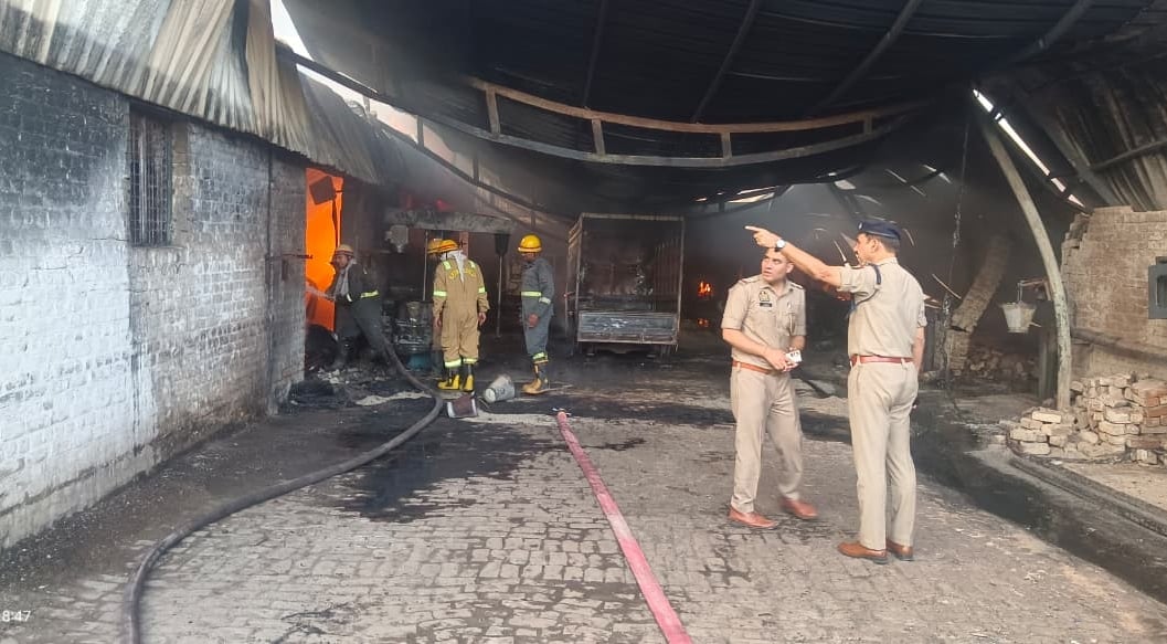 धौलाना स्थित केमिकल की फैक्टरी में आग लगने के बाद उड़ता धुआं। संवाद