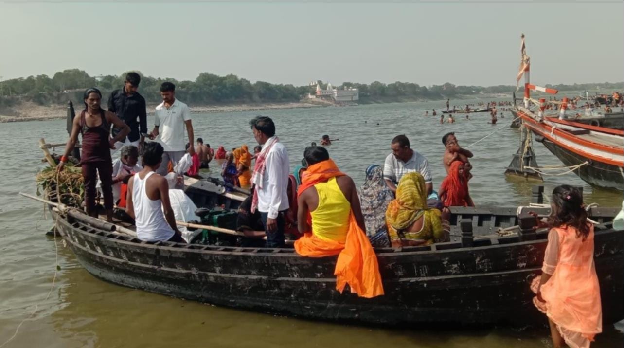 उजियार घाट स्थित गंगा तट पर मुंडन संस्कार के बाद खुशी में नाचती गाती महिलाएं।संवाद