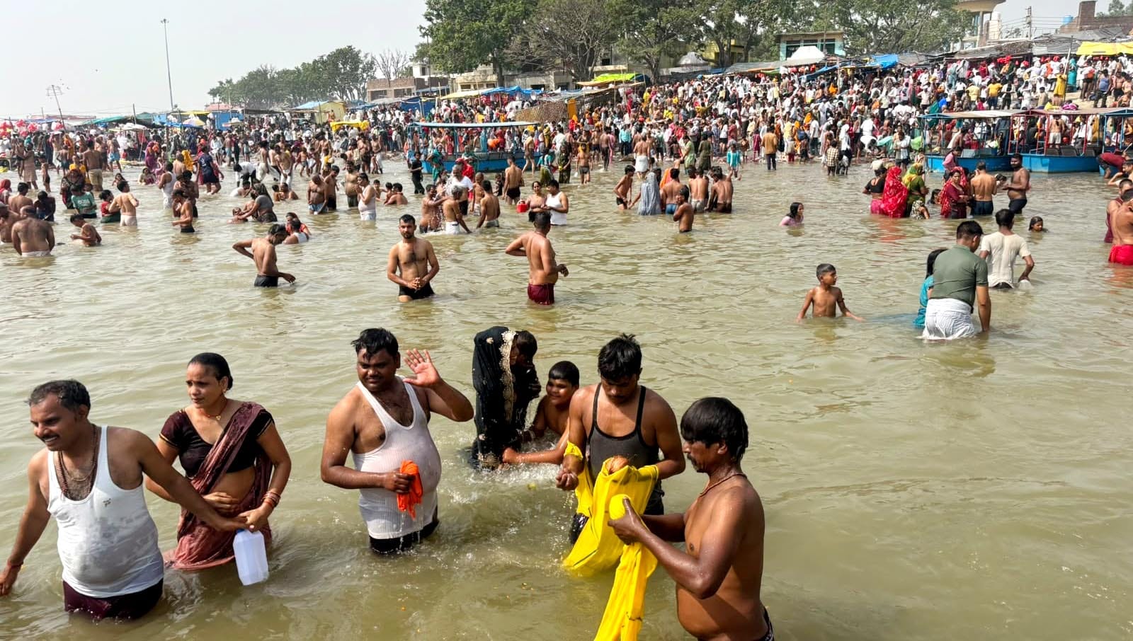 उसहैत क्षेत्र के अटेना घाट पर उमड़ी स्नानार्थियों की भीड़। संवाद