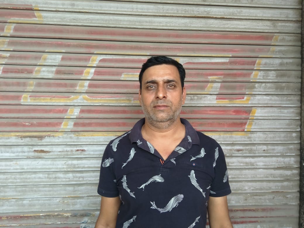 विक्रम चौक से सतवारी रोड के किनारे नई बस्ती की दुकानें। अमर उजाला