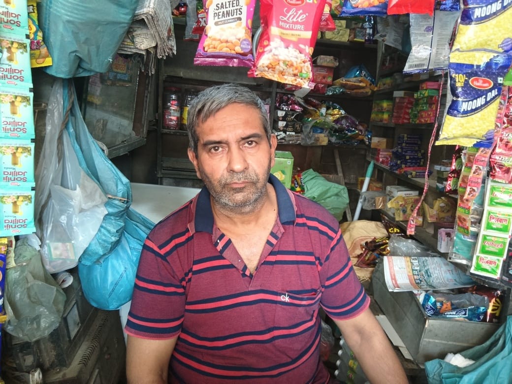 विक्रम चौक से सतवारी रोड के किनारे नई बस्ती की दुकानें। अमर उजाला