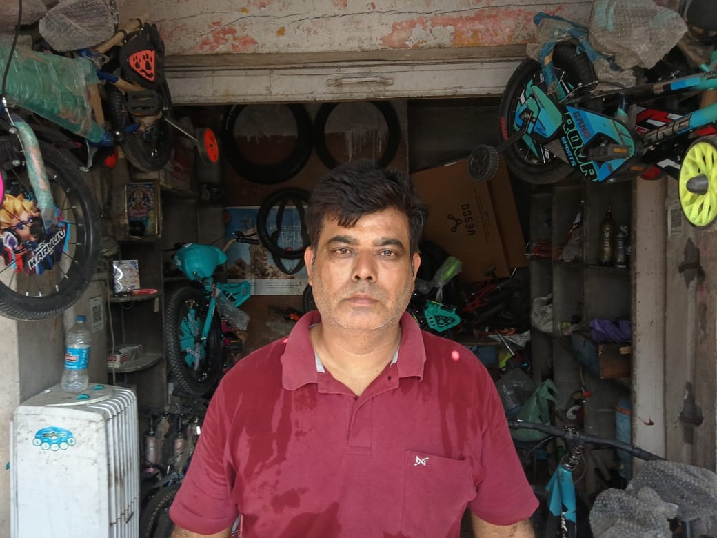 विक्रम चौक से सतवारी रोड के किनारे नई बस्ती की दुकानें। अमर उजाला