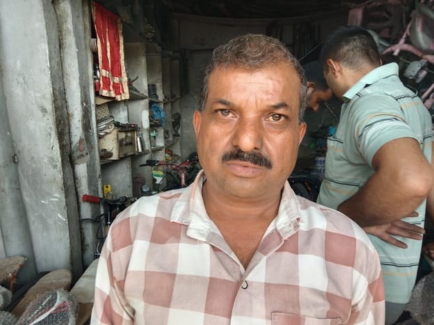विक्रम चौक से सतवारी रोड के किनारे नई बस्ती की दुकानें। अमर उजाला