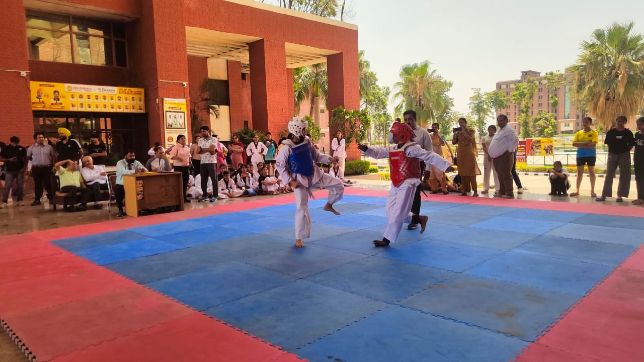वॉलीबॉल में जोरआजमाइश करते खिलाड़ी। प्रवक्ता