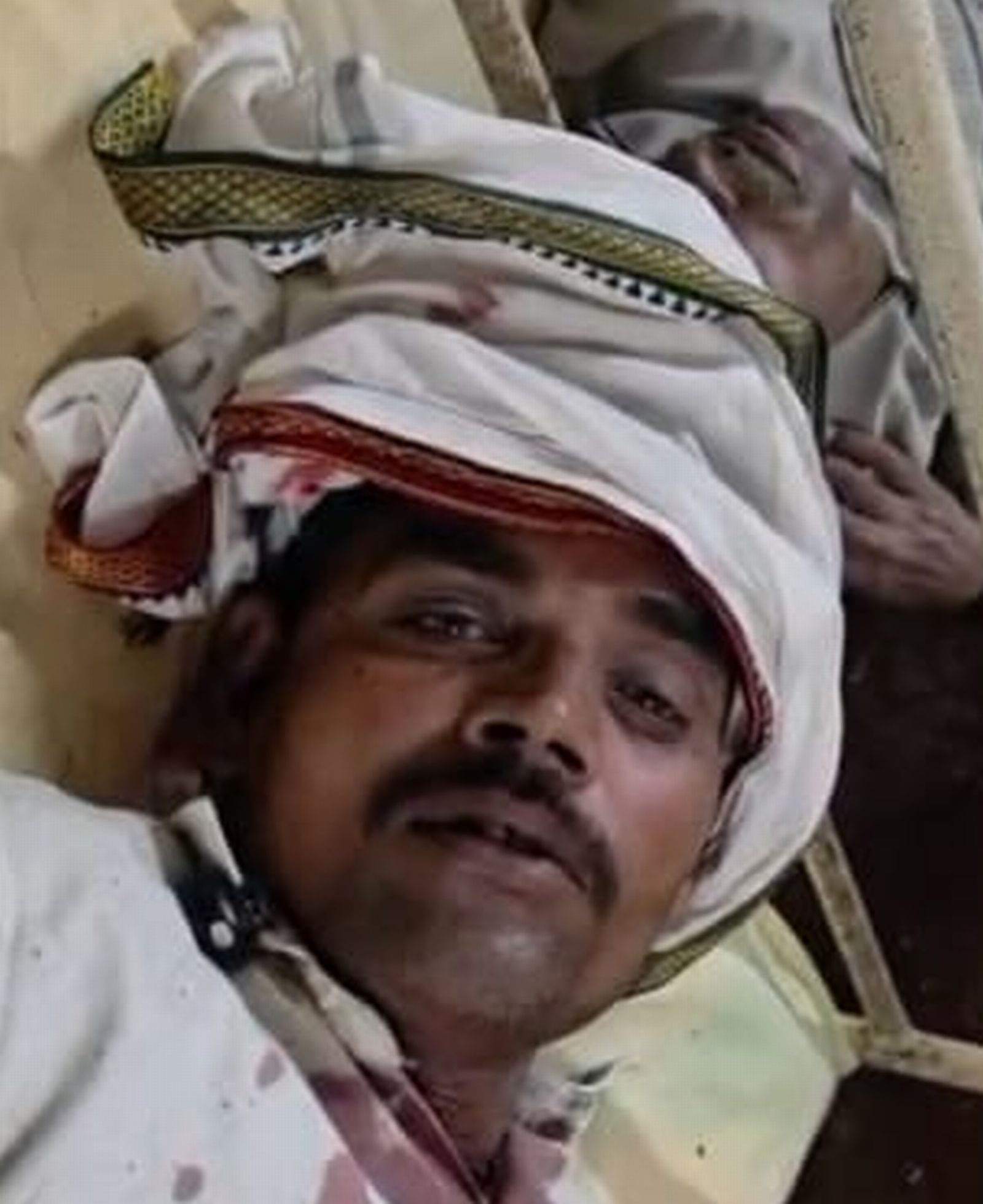 विवाद के दौरान पथराव करते दोनों पक्ष स्त्रोत वीडियोगैब