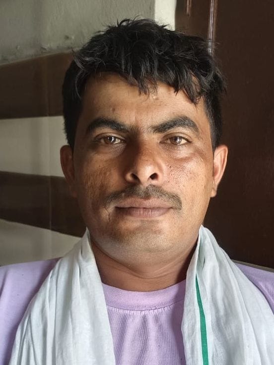 04-टिटौली गांव में 12 साल से अधूरे पड़े पंचायत घर के निर्माण को दिखाते ग्रामीण। संवाद