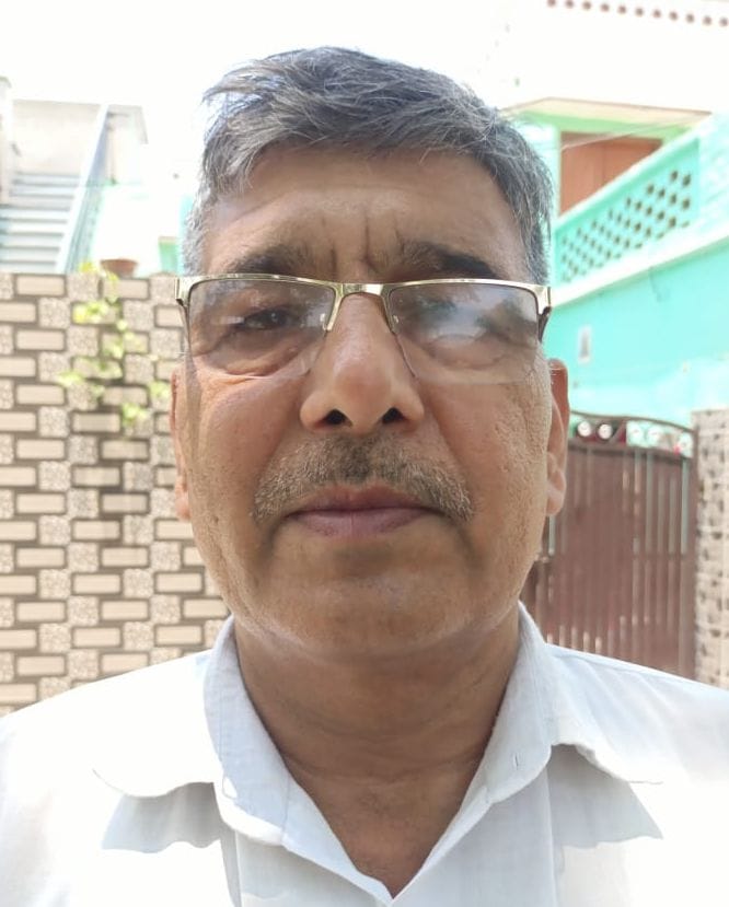 04-टिटौली गांव में 12 साल से अधूरे पड़े पंचायत घर के निर्माण को दिखाते ग्रामीण। संवाद