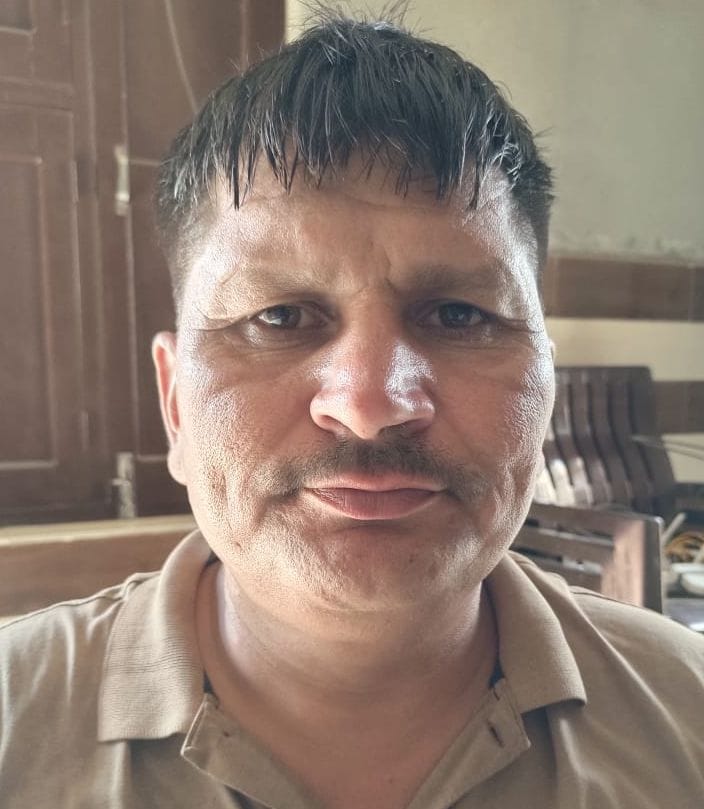04-टिटौली गांव में 12 साल से अधूरे पड़े पंचायत घर के निर्माण को दिखाते ग्रामीण। संवाद