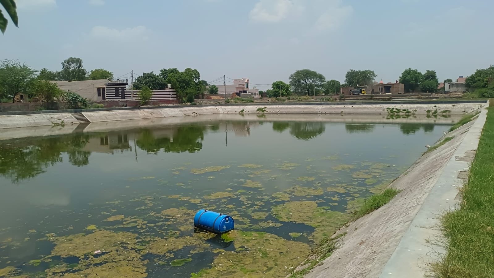04-टिटौली गांव में 12 साल से अधूरे पड़े पंचायत घर के निर्माण को दिखाते ग्रामीण। संवाद