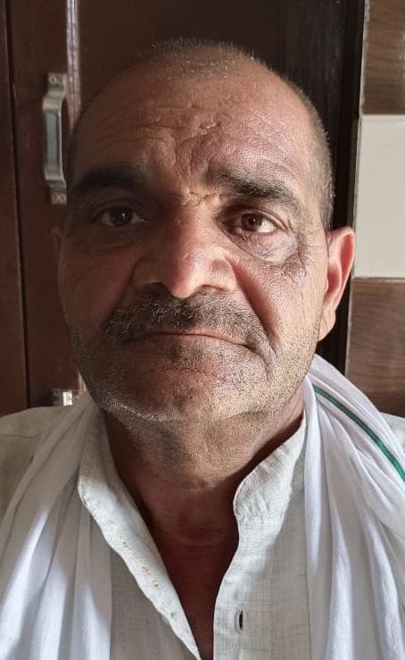 04-टिटौली गांव में 12 साल से अधूरे पड़े पंचायत घर के निर्माण को दिखाते ग्रामीण। संवाद