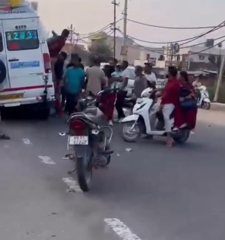 अंबाला छावनी में रामपुर मोड़ पर हुए हादसे के बाद जांच करती पुलिस। संवाद