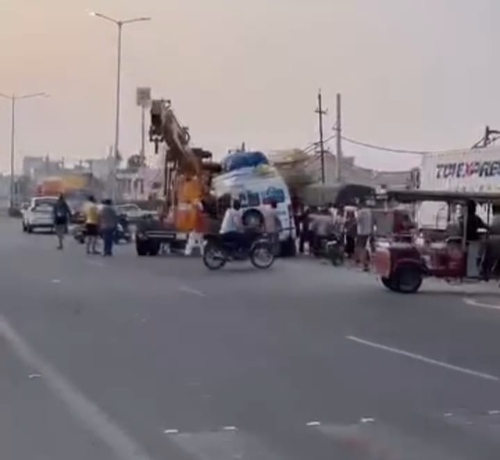 अंबाला छावनी में रामपुर मोड़ पर हुए हादसे के बाद जांच करती पुलिस। संवाद