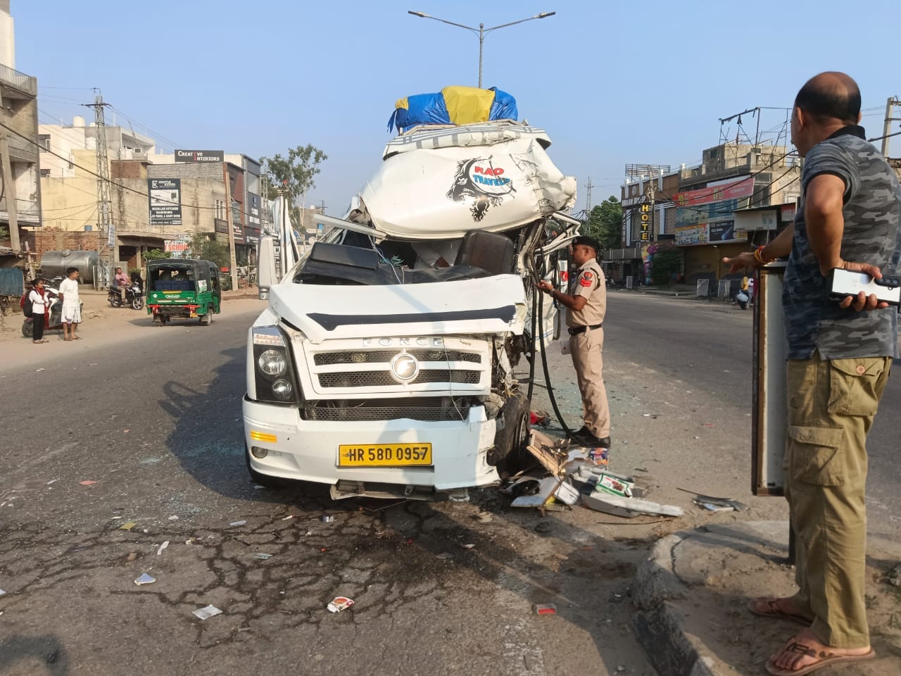 अंबाला छावनी में रामपुर मोड़ पर हुए हादसे के बाद जांच करती पुलिस। संवाद