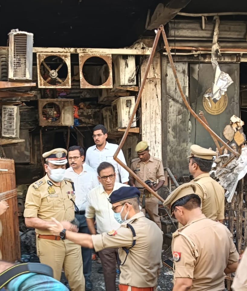बृहस्पतिवार को अग्निकांड वाले बिल्डिंग की जांच करने पहुंची एसआईटी। बृहस्पतिवार को अग्निकांड वाले बिल्डिंग की जांच करने पहुंची एसआईटी।