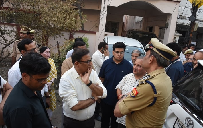 बृहस्पतिवार को अग्निकांड वाले बिल्डिंग की जांच करने पहुंची एसआईटी। बृहस्पतिवार को अग्निकांड वाले बिल्डिंग की जांच करने पहुंची एसआईटी।