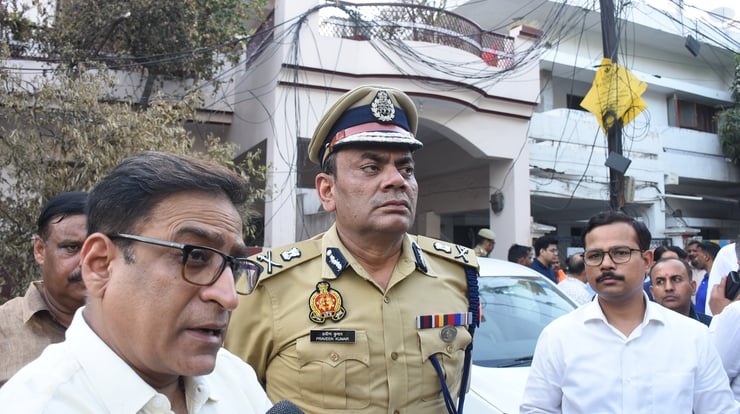 बृहस्पतिवार को अग्निकांड वाले बिल्डिंग की जांच करने पहुंची एसआईटी। बृहस्पतिवार को अग्निकांड वाले बिल्डिंग की जांच करने पहुंची एसआईटी।