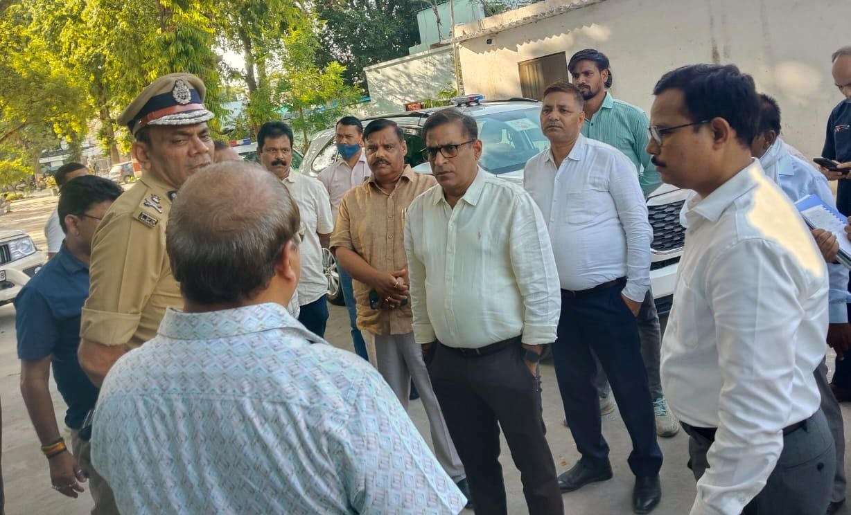 बृहस्पतिवार को अग्निकांड वाले बिल्डिंग की जांच करने पहुंची एसआईटी। बृहस्पतिवार को अग्निकांड वाले बिल्डिंग की जांच करने पहुंची एसआईटी।