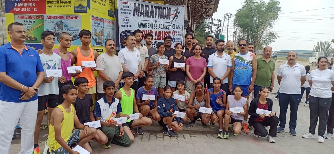 चिल्ड्रन पार्क से पक्का भरो चौक तक मिनी मैराथन में दौड़ लगाते धावक। स्रोत जनसंपर्क विभाग