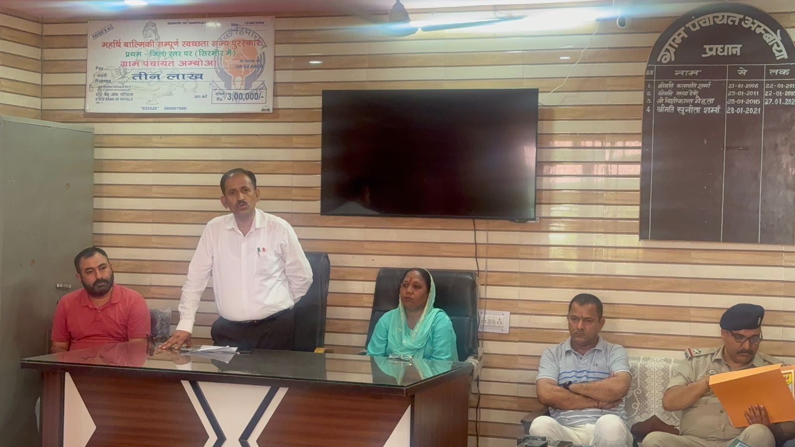 डोबरी सालवाला पंचायत में लोगों को नशे पर जागरूकता पंफलेट बांटते पुलिस कर्मचारी। संवाद डोबरी सालवाला पंचायत में लोगों को नशे पर जागरूकता पंफलेट बांटते पुलिस कर्मचारी। संवाद
