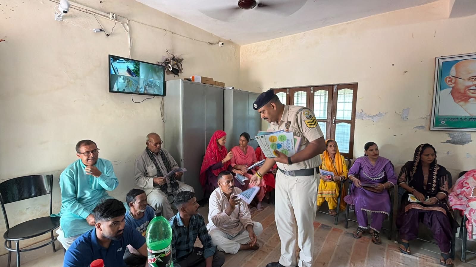 डोबरी सालवाला पंचायत में लोगों को नशे पर जागरूकता पंफलेट बांटते पुलिस कर्मचारी। संवाद डोबरी सालवाला पंचायत में लोगों को नशे पर जागरूकता पंफलेट बांटते पुलिस कर्मचारी। संवाद