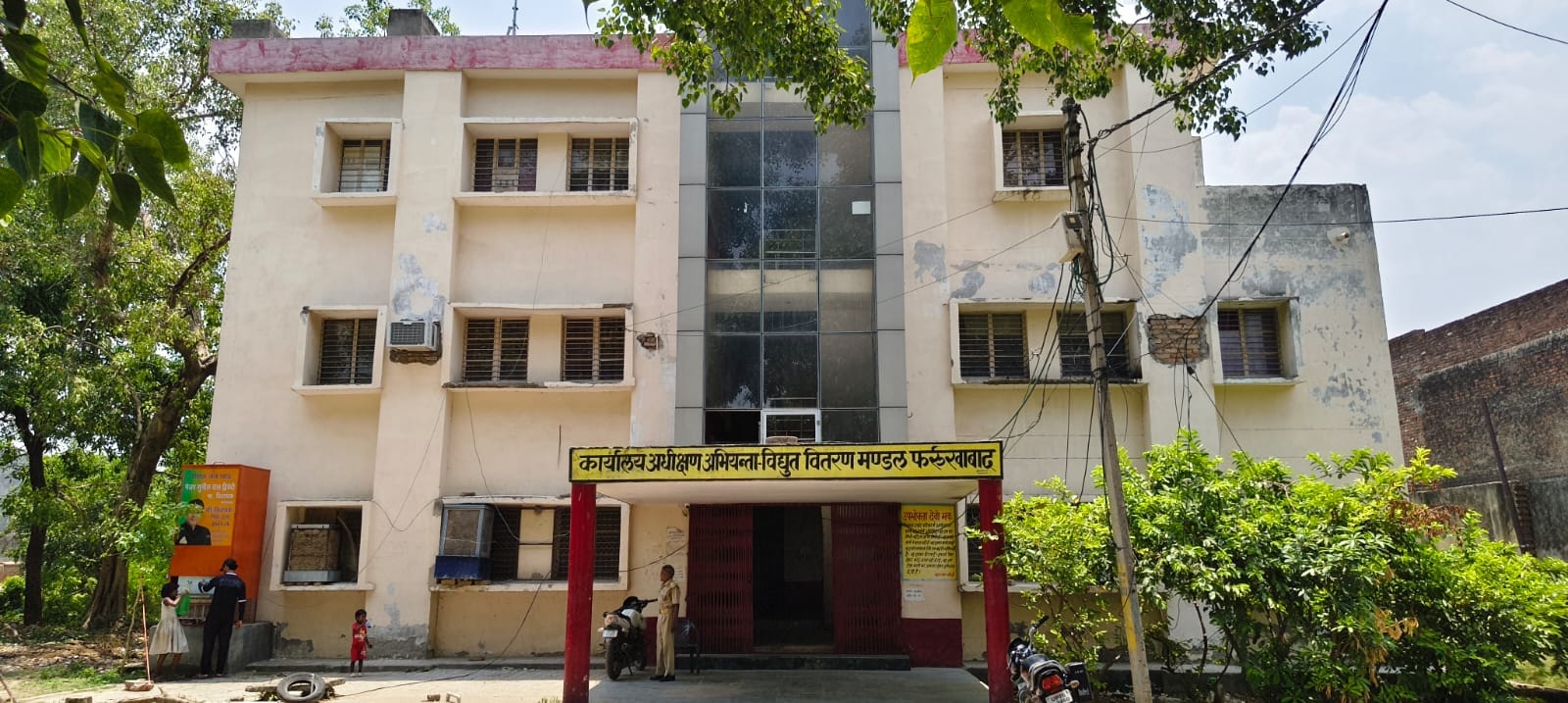 फोटो-12 भोलेपुर डिवीजन कार्यालय परिसर में संचालित बिजली उपकेंद्र। संवाद