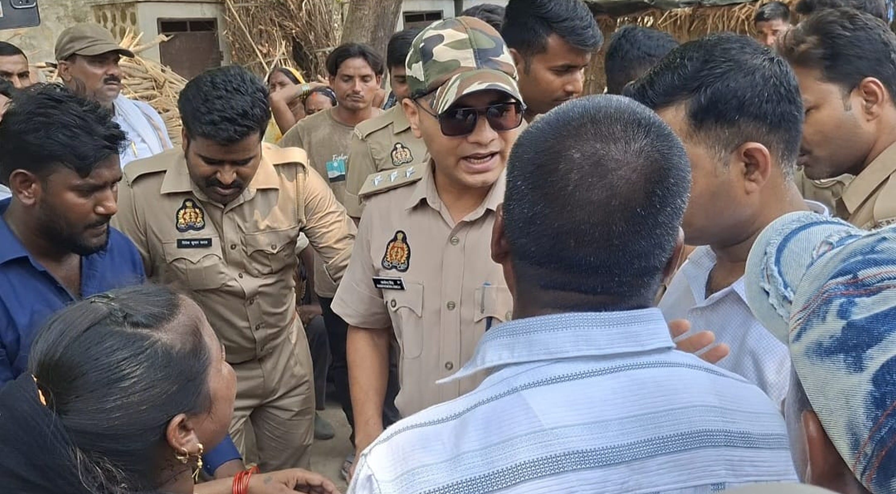 फोटो-14-बलरामपुर के गैड़ास बुजुर्ग में घटना स्थल पर जुटी लोगों की भीड़ ।-स्रोत: ग्रामीण