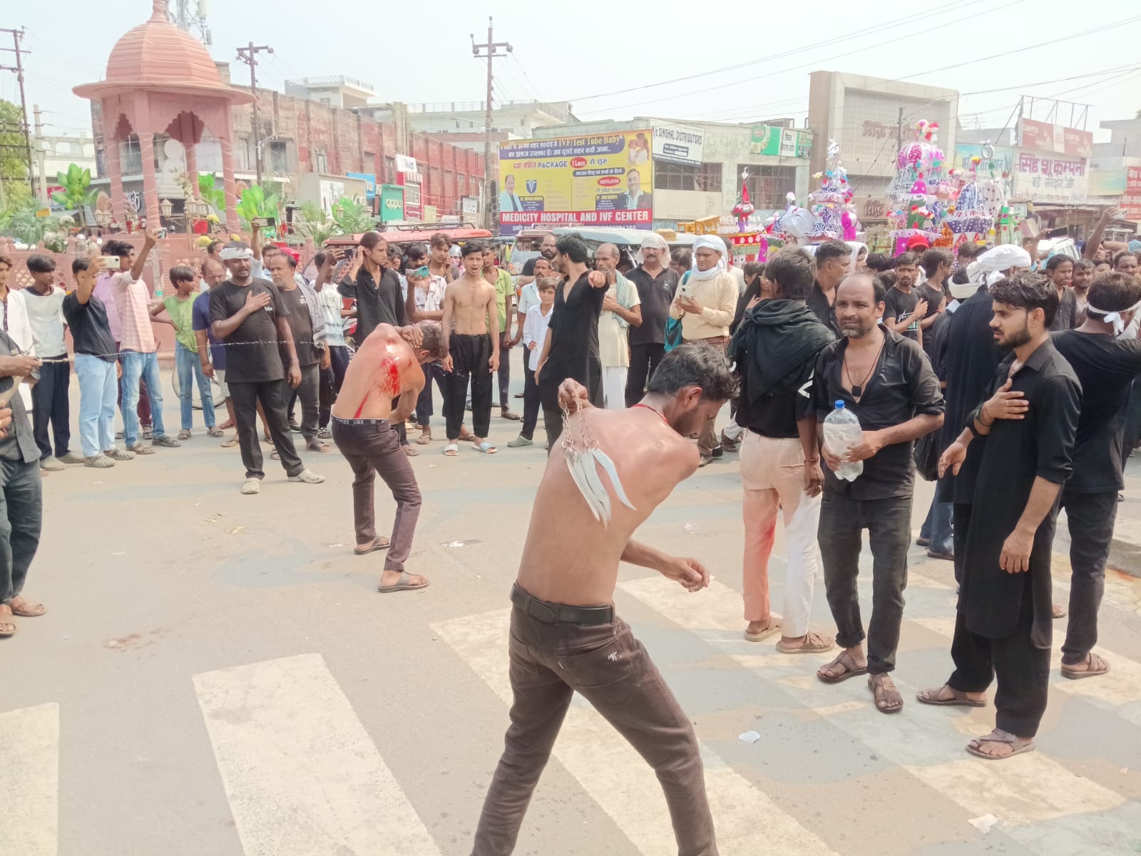 फोटो 17: दसवीं मुहर्रम पर पिहानी में ताजिया और ताबूत का जुलूस निकालते शिया। संवाद फोटो 17: दसवीं मुहर्रम पर पिहानी में ताजिया और ताबूत का जुलूस निकालते शिया। संवाद