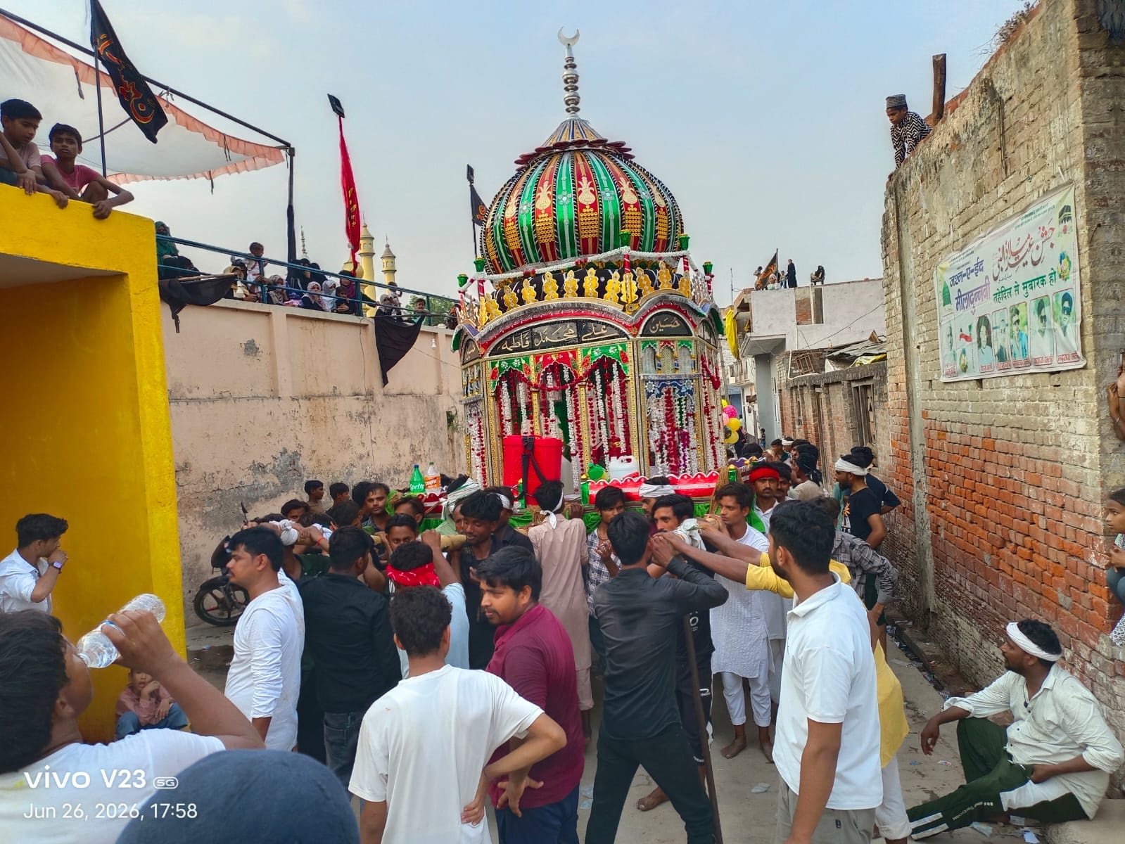 फोटो 17: दसवीं मुहर्रम पर पिहानी में ताजिया और ताबूत का जुलूस निकालते शिया। संवाद फोटो 17: दसवीं मुहर्रम पर पिहानी में ताजिया और ताबूत का जुलूस निकालते शिया। संवाद