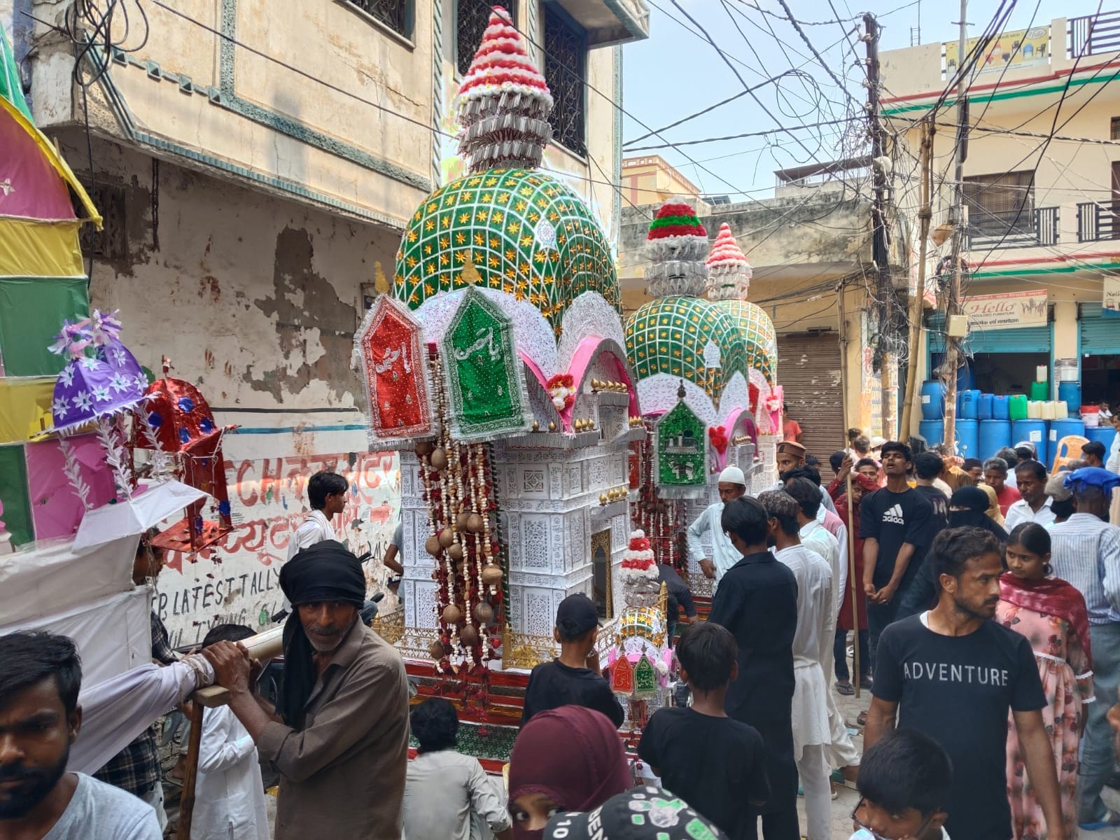 फोटो 17: दसवीं मुहर्रम पर पिहानी में ताजिया और ताबूत का जुलूस निकालते शिया। संवाद फोटो 17: दसवीं मुहर्रम पर पिहानी में ताजिया और ताबूत का जुलूस निकालते शिया। संवाद