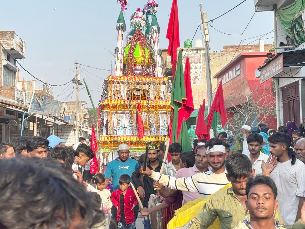 फोटो-20-बलरामपुर के रनियापुर में रखा ताजिया ।-संवाद