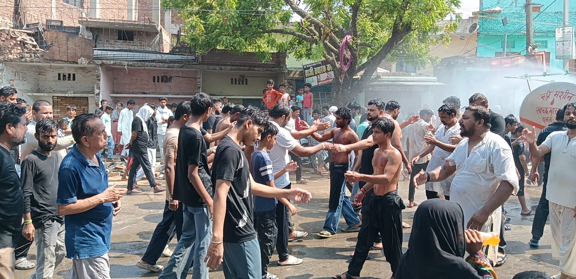 फोटो-20-बलरामपुर के रनियापुर में रखा ताजिया ।-संवाद