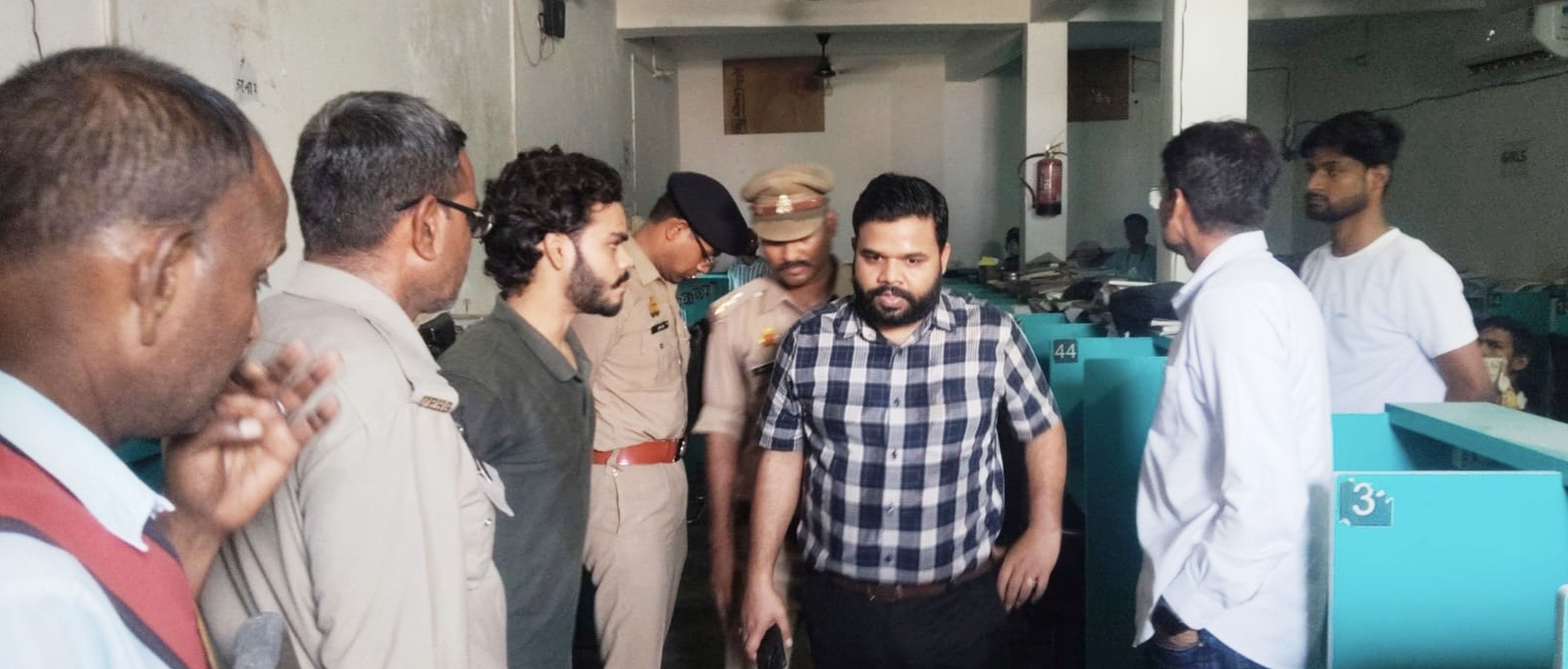 फोटो-38-कोचिंग सेंटर व डिजिटल लाइब्रेरी की जांच करते एसडीएम। संवाद फोटो-38-कोचिंग सेंटर व डिजिटल लाइब्रेरी की जांच करते एसडीएम। संवाद